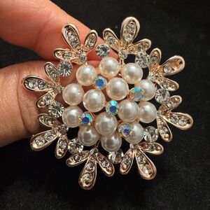 Elegant Gold and Pearl Brooch